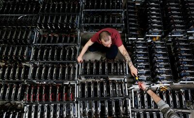 FILE PHOTO: Employees work on bitcoin mining computers at Bitminer Factory in Florence, Italy, April 6, 2018.  Picture taken April 6, 2018.  REUTERS / Alessandro Bianchi / File Photo