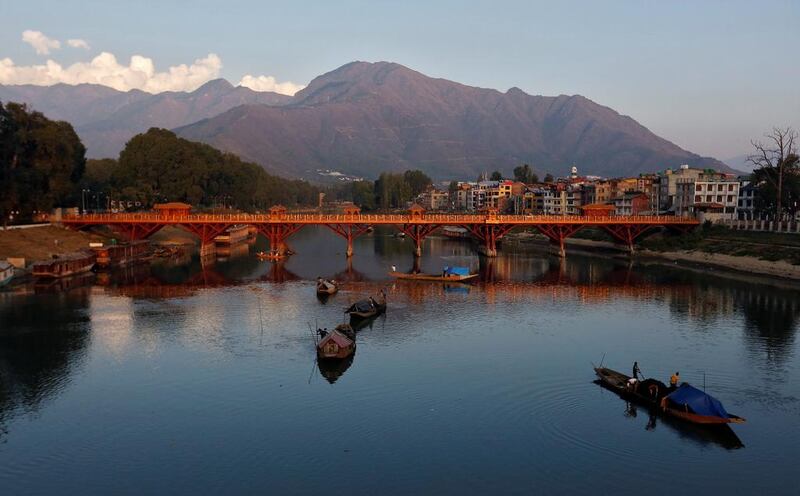 Kashmiri boatmen extract sand from the Jhelum river in Srinagar.  Danish Ismail / Reuters