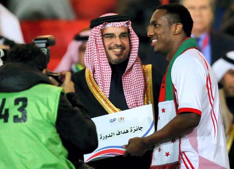 Emarati player Ahmad Khalil (R) receives the best scorer diploma for the 21st Gulf Cup from Bahraini Crown Prince Salman bin Hamad bin Isa Al Khalifa at the end of the Cup's final on January 18, 2013 in Manama. United Arab Emirates won 2-1 against  Iraq.  AFP PHOTO/MARWAN NAAMANI
 *** Local Caption ***  291331-01-08.jpg
