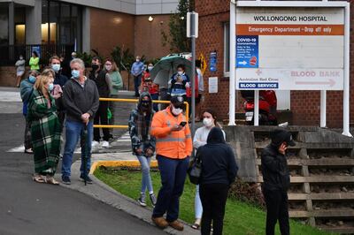 epa08908787 Long lines of people waiting to be tested for COVID-19 snake around the block at Wollongong Hospital in Wollongong, New South Wales (NSW), Australia, 29 December 2020. The NSW south coast town of Wollongong is on high alert after one new case of COVID-19 was identified.  EPA/DEAN LEWINS AUSTRALIA AND NEW ZEALAND OUT