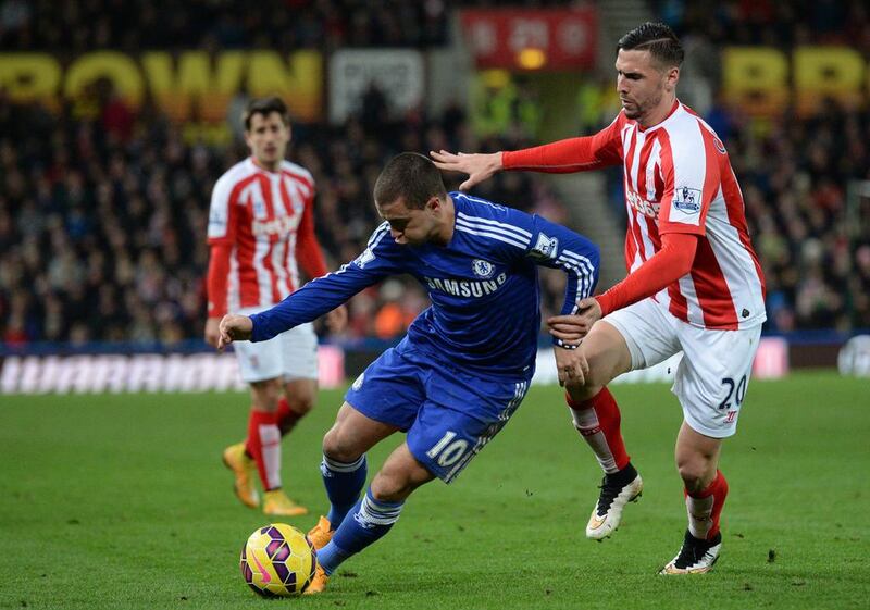 Chelsea’s Belgian midfielder Eden Hazard (L) vies with Stoke City’s US defender Geoff Cameron (R) during the English Premier League football match between Stoke City and Chelsea at the Britannia Stadium in Stoke-on-Trent, central England, on December 22, 2014. AFP PHOTO / OLI SCARFF