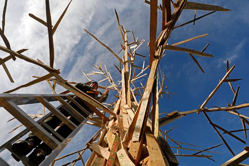 epaselect epa06327979 A craftsman adds parts to the sculpture 'Climate Tree' during the UN Climate Change Conference COP23 in Bonn, Germany, 14 November 2017. The 23rd session of the United Nations Framework Convention on Climate Change Conference (UNFCCC), the 2017 UN Climate Change Conference COP23 will take place from 06 to 17 November in Bonn, the seat of the Climate Change Secretariat, under the presidency of Fiji.  EPA/RONALD WITTEK