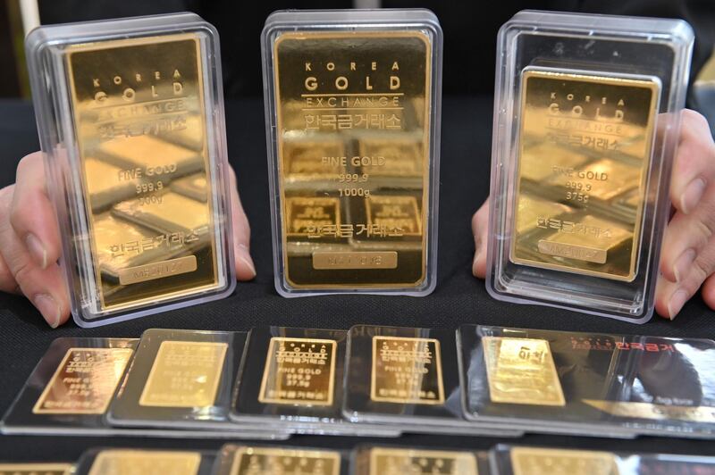 An employee displays gold bars at a Korea Gold Exchange shop in Seoul on July 30, 2020. Virus uncertainty combined with China-US tensions has sent gold soaring nearly 30 percent this year. / AFP / Jung Yeon-je
