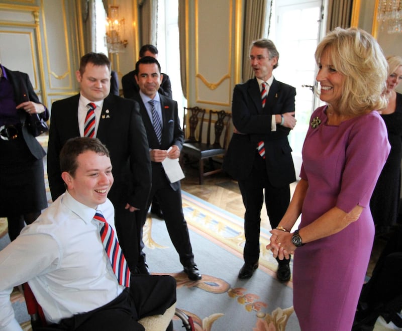 epa03569715 A handout photo made available by the US embassy in London, showing Help for Heroes member Josh Campbell (L, seated) laughing with Jill Biden (R), wife of US Vice President Joe Biden, as they attend an event welcoming British military veterans and their families at a reception at Winfield House in order to thank them for their service, sacrifice and dedication, London, Britain, 05 February 2013.  EPA/US EMBASSY LONDON / HANDOUT  HANDOUT EDITORIAL USE ONLY