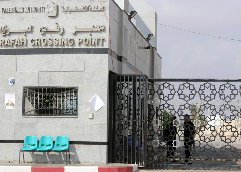 Palestinian security forces loyal to the Palestinian Authority stand at the Rafah border crossing with Egypt in the southern Gaza Strip on July 17, 2018. Israel further tightened its blockade of the Gaza Strip preventing fuel deliveries through its only goods crossing with the Palestinian enclave after scores of kites carried firebombs across the border to burn Israeli farmland. / AFP / SAID KHATIB
