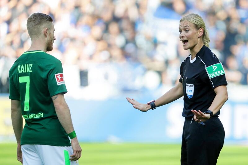 epaselect epa06196108 Referee Bibiana Steinhaus (R) talks to Bremen's Florian Kainz (L) during the German Bundesliga soccer match between Hertha BSC and Werder Bremen at the Olympic Stadium in Berlin, Germany, 10 September 2017. Steinhaus became the first female referee to officiate a Bundesliga match.  EPA/CARSTEN KOALL (EMBARGO CONDITIONS - ATTENTION: Due to the accreditation guidelines, the DFL only permits the publication and utilisation of up to 15 pictures per match on the internet and in online media during the match.)