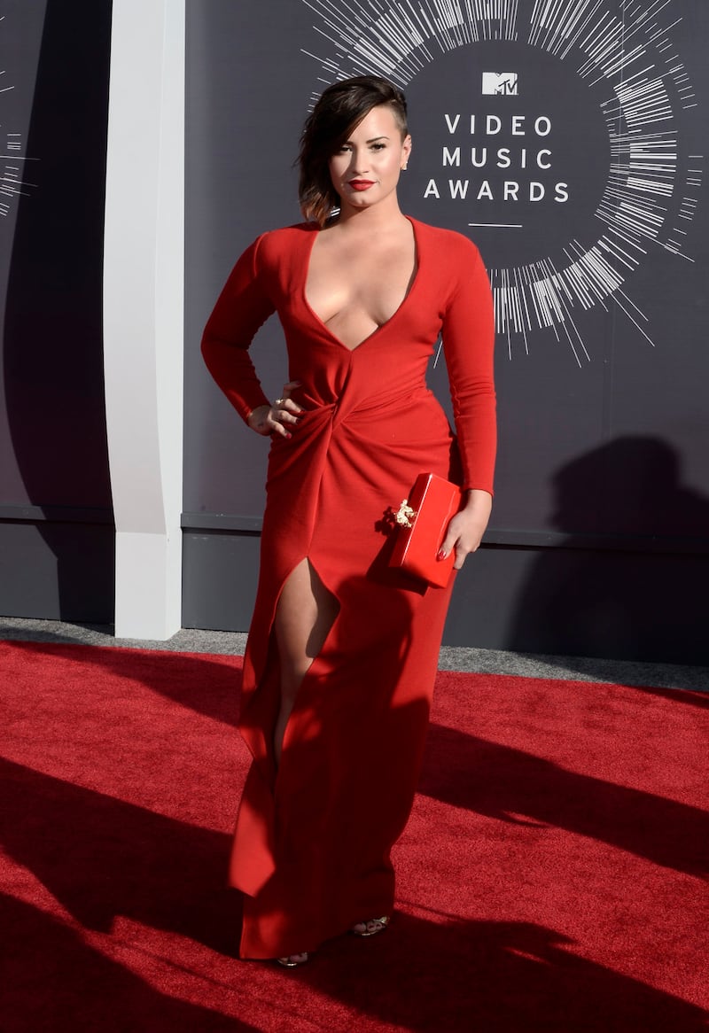 epa04366991 US singer/actress Demi Lovato arrives on the red carpet for the 31st MTV Video Music Awards at The Forum in Inglewood, California, USA, 24 August 2014.  EPA/PAUL BUCK
