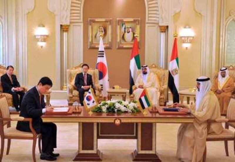South Korean President Lee Myung-Bak (3rd L) and the United Arab Emirates' ruler, Sheikh Khalifa bin Zayed Al Nahyan (3rd R) watch over the signing of an agreement on economic cooperation in Abu Dhabi on December 27, 2009. A South Korea-led consortium won a 20-billion-USD contract to build four nuclear power plants in the Middle East country.          REPUBLIC OF KOREA OUT    AFP PHOTO / BLUE HOUSE / POOL *** Local Caption ***  519629-01-08.jpg