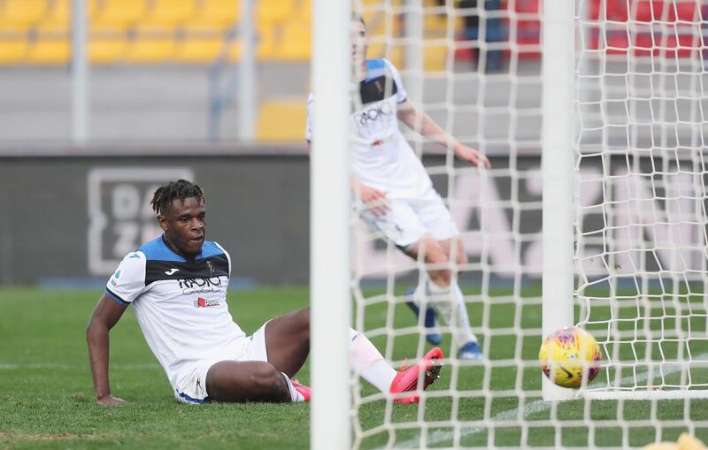 LECCE, ITALY - MARCH 01:  Duvan Zapata of Atalanta scores his team's 5th goal during the Serie A match between US Lecce and  Atalanta BC at Stadio Via del Mare on March 1, 2020 in Lecce, Italy.  (Photo by Maurizio Lagana/Getty Images)