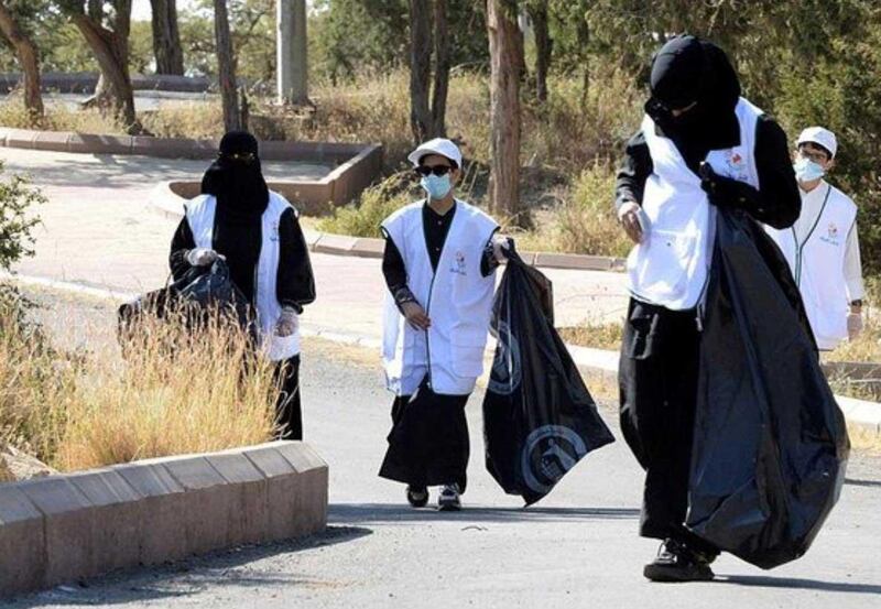 Saudi volunteers take part in a cleanup campaign in Asir. SPA 