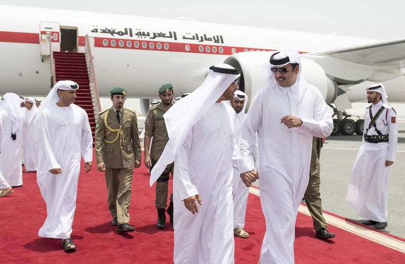 Sheikh Mohammed bin Zayed is received by Sheikh Tamim bin Hamad Al Thani. Rashed Al Mansoori / Crown Prince Court - Abu Dhabi