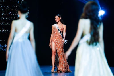 epa07228674 Miss Philippines Catriona Gray (C) walks on stage in her evening gown during the Miss Universe 2018 preliminary round in Bangkok, Thailand, 13 December 2018. Women representing 94 nations participate in the 67th beauty pageant Miss Universe 2018 which will be held in Bangkok on 17 December 2018.  EPA/DIEGO AZUBEL   EDITORIAL USE ONLY