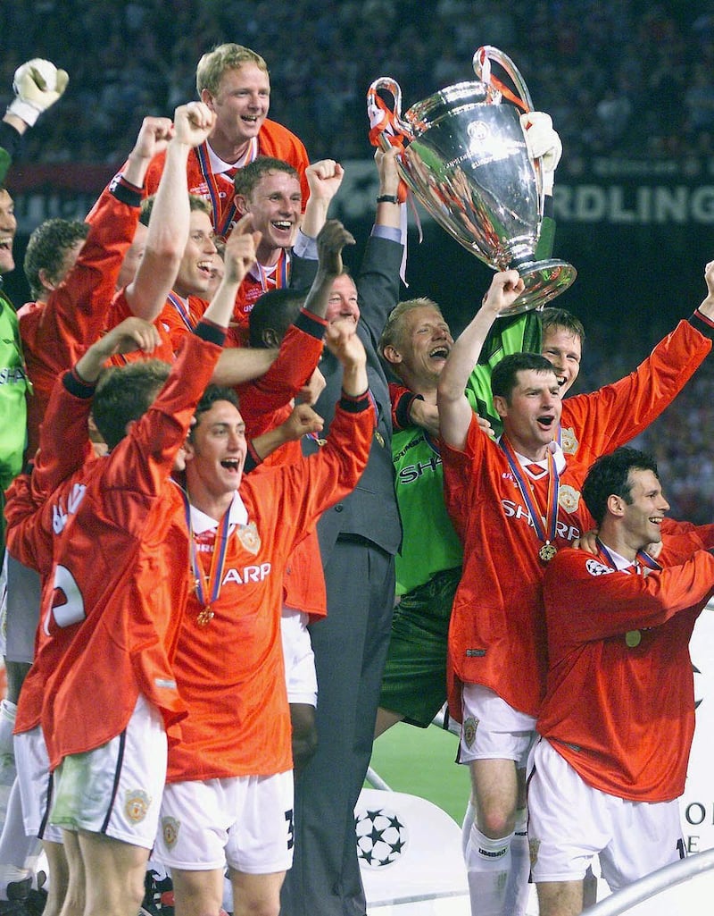Players of Manchester United jubilate with the trophee after winning the final of the soccer Champions League against Bayern Munich, 26 May 1999 at the Camp Nou Stadium in Barcelona. Manchester United won 2-1.
(ELECTRONIC IMAGE) (Photo by ERIC CABANIS / AFP)