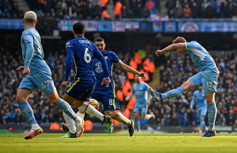 Manchester City's Belgian midfielder Kevin De Bruyne (R) scores the opening goal during the English Premier League football match between Manchester City and Chelsea at the Etihad Stadium in Manchester, north west England, on January 15, 2022.  (Photo by Oli SCARFF / AFP) / RESTRICTED TO EDITORIAL USE.  No use with unauthorized audio, video, data, fixture lists, club/league logos or 'live' services.  Online in-match use limited to 120 images.  An additional 40 images may be used in extra time.  No video emulation.  Social media in-match use limited to 120 images.  An additional 40 images may be used in extra time.  No use in betting publications, games or single club/league/player publications.   /  