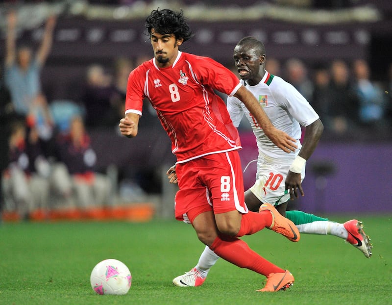 COVENTRY, UNITED KINGDOM - AUGUST 1:  Hamdam Al-Kamali of United Arab Emirates  battles for the ball  against  Sadio Mane of Senegal during the Men's Football first round Group A Match between Senegal and United Arab Emirates, on Day 5 of the London 2012 Olympic Games at City of Coventry Stadium on August 1, 2012 in Coventry, England.  (Photo by Francis Bompard/Getty Images)