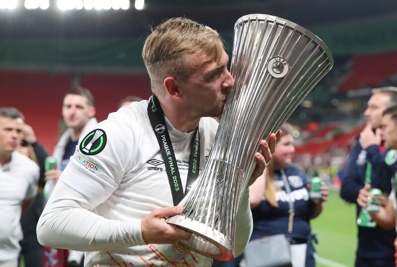 Jarrod Bowen kisses the Europa Conference League trophy after the team's victory against Fiorentina. Getty