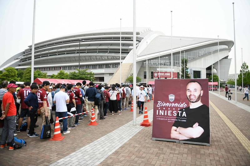 Vissel Kobe's fans wait in queues outside Noevir Stadium. Martin Bureau / AFP