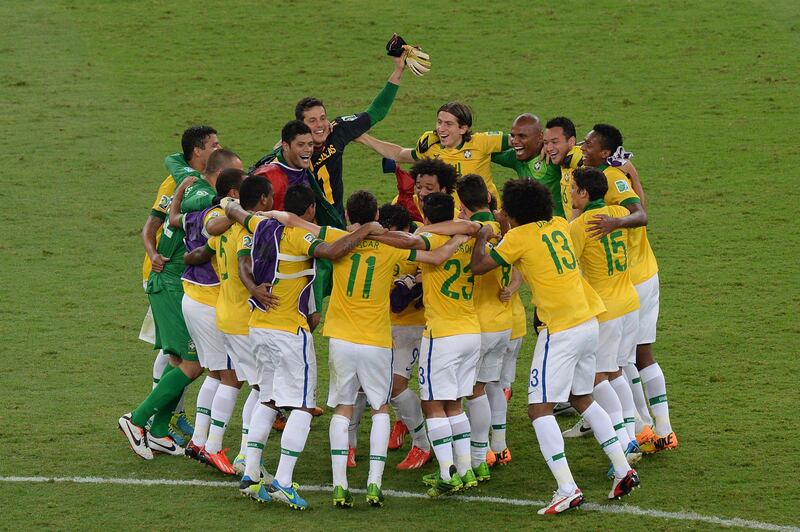 Brazil's players celebrate after defeating Spain 3-0 and winning the final of the FIFA Confederations Cup Brazil 2013 football tournament, at the Maracana Stadium in Rio de Janeiro on June 30, 2013.  AFP PHOTO / NELSON ALMEIDA
 *** Local Caption ***  463712-01-08.jpg