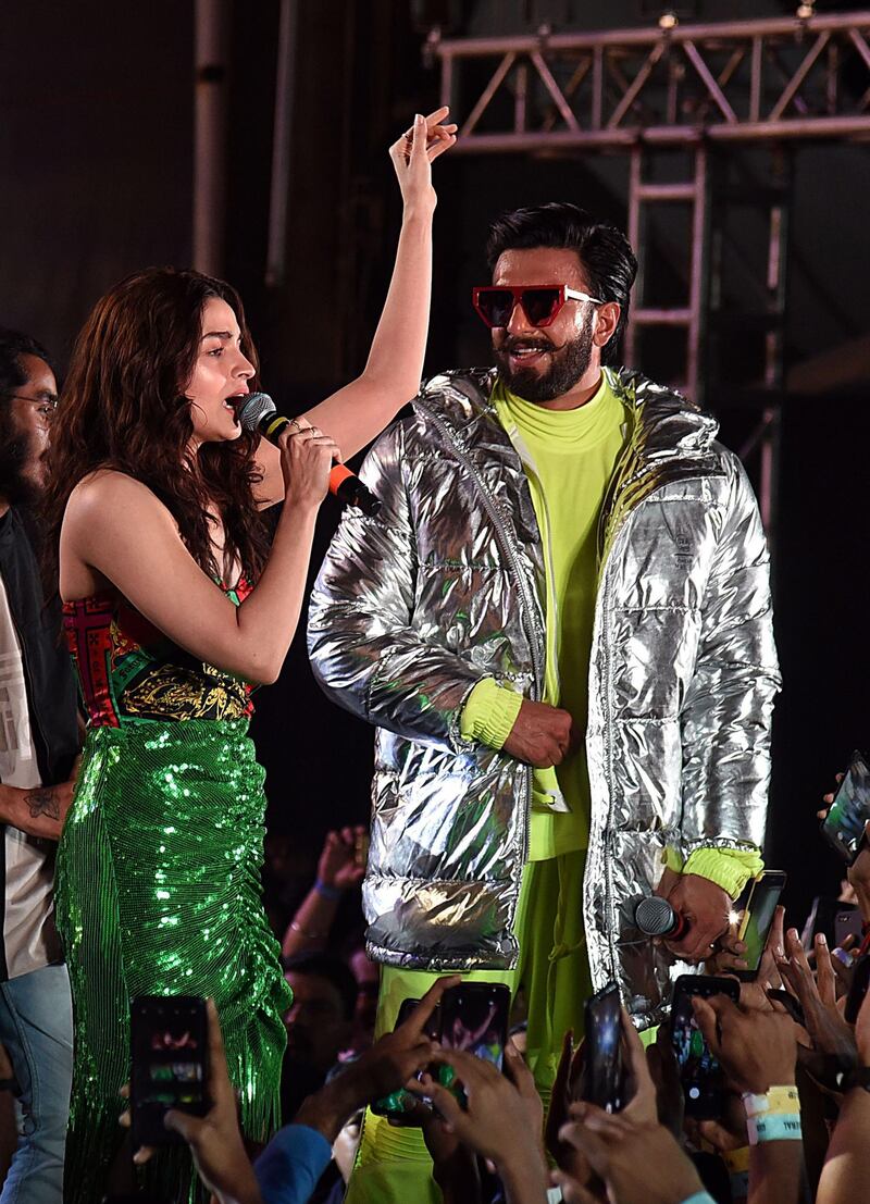 Indian Bollywood actors Alia Bhatt and Ranveer Singh perform during the launch of the upcoming musical drama Hindi film 'Gully Boy' in Mumbai on January 24, 2019.  / AFP / STR
