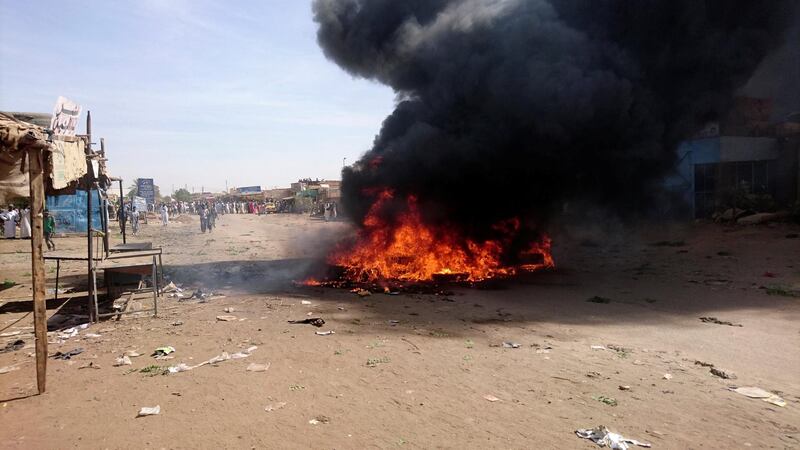 A bonfire is lit along the street during protests against price increases in Atbara, Nile River state in northeastern Sudan December 20, 2018. REUTERS/El tayeb Siddig      NO RESALES. NO ARCHIVES