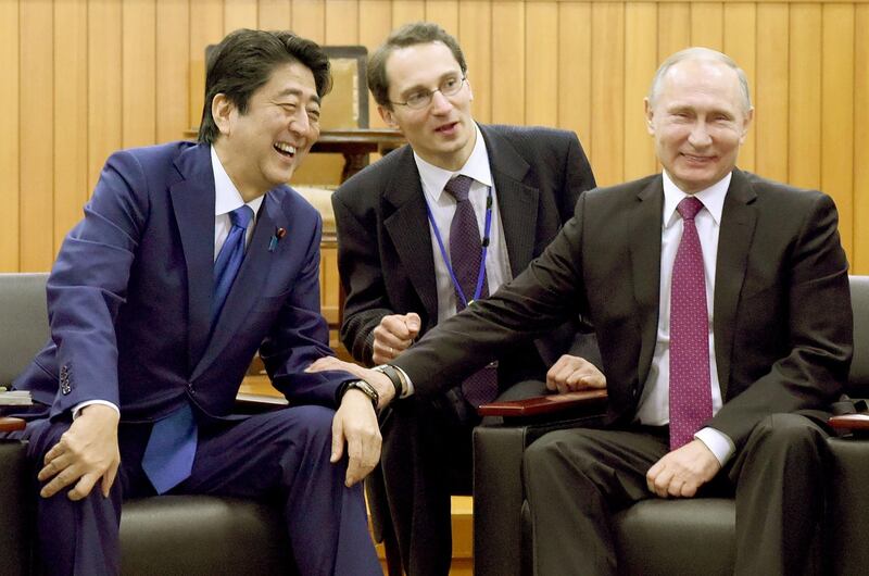 Russian President Vladimir Putin (R) with Japanese Prime Minister Shinzo Abe (L) during a visit to the Kodokan judo hall in Tokyo, on December 16, 2016. Toru Yamanaka / AFP