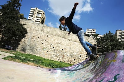 A refugee child skates on February 24, 2018 at the "7Hills Skate Park" in Amman, that was constructed in 2014 by passionate skateboarding volunteers from all over the world thanks to an initiative launched by a German NGO and a local Jordanian association which offers free skateboarding lessons to refugees several times a week.   
Some 140 refugee boys and girls from Sudan, Somalia, Yemen, Iraq, Syria and Palestine come every week to participate in the free lessons at the skate park.  / AFP PHOTO / Khalil MAZRAAWI