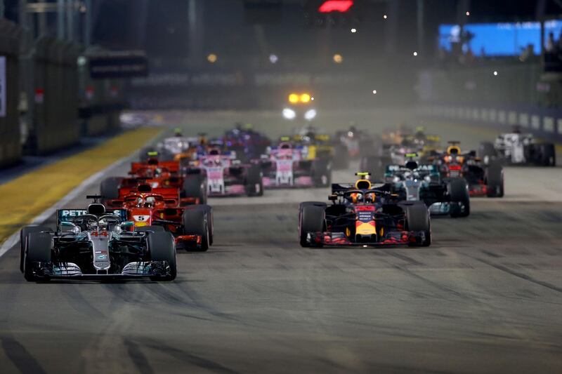 SINGAPORE - SEPTEMBER 16: Lewis Hamilton of Great Britain driving the (44) Mercedes AMG Petronas F1 Team Mercedes WO9 leads the field at the start during the Formula One Grand Prix of Singapore at Marina Bay Street Circuit on September 16, 2018 in Singapore.  (Photo by Charles Coates/Getty Images)