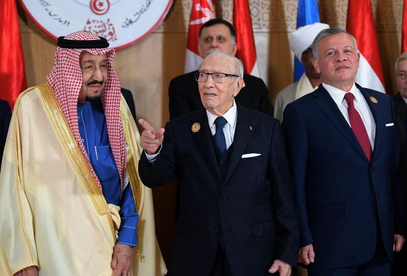 Saudi Arabia's King Salman bin Abdulaziz (L), Tunisian President Beji Caid Essebsi (C),and Jordan's King Abdullah II, pose for a group photograph with other Arab leaders during the 30th Arab League summit in the Tunisian capital Tunis on March 31, 2019. / AFP / FETHI BELAID
