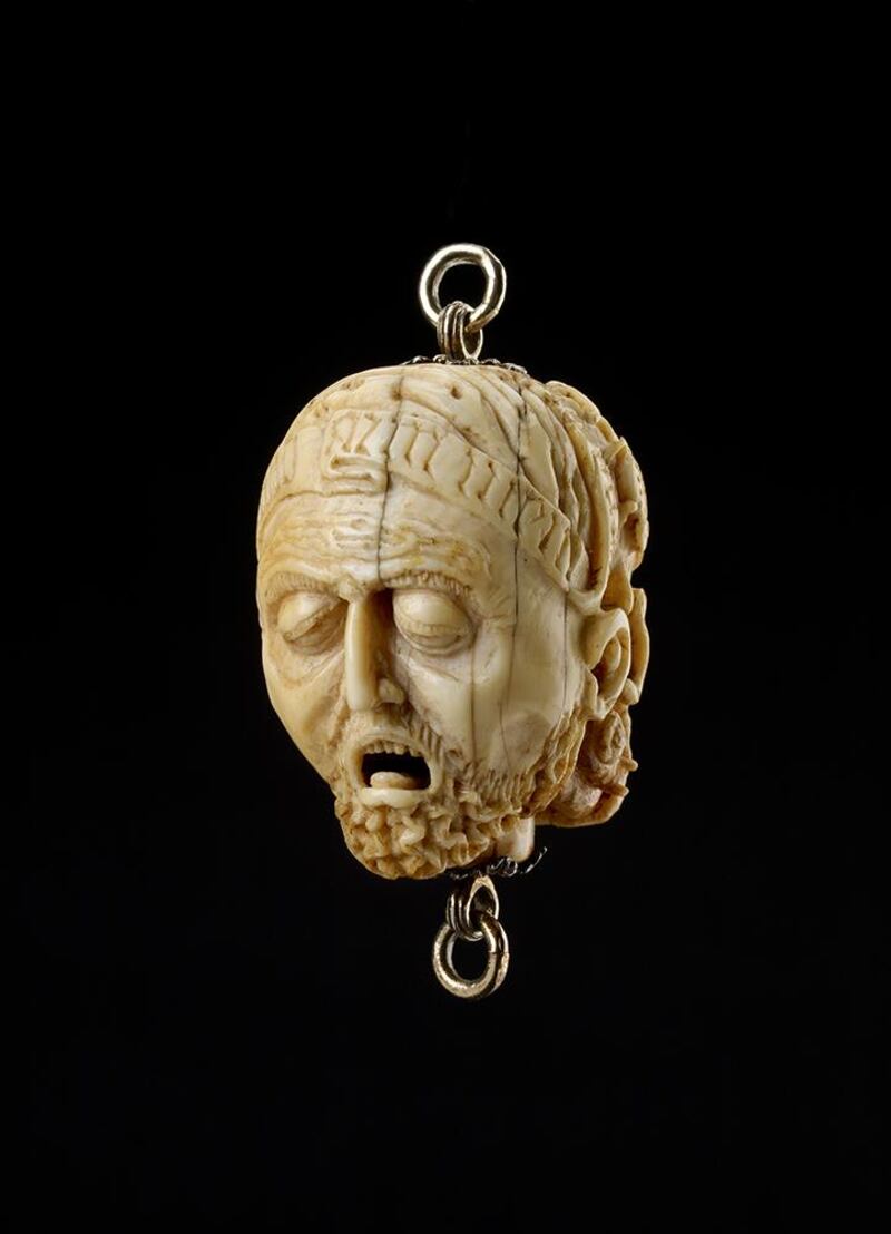 A carved pendant where one side features a dead man's face, while the other side shows a decaying skull. It dates back to 16th century Germany. Via @AshmoleanMuseum / Twitter