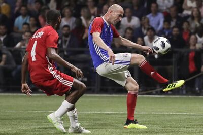 TOPSHOT - France 98's midfielder Zinedine Zidane (R) controls the ball next to Fifa 98's defender Aldair during an exhibition football match between France's 1998 World Cup's French football national team and FIFA 98 composed with former international players, to mark the 20th anniversary of France's 1998 World Cup victory, on June 12, 2018 at the U Arena in Nanterre, near Paris. / AFP / Thomas SAMSON
