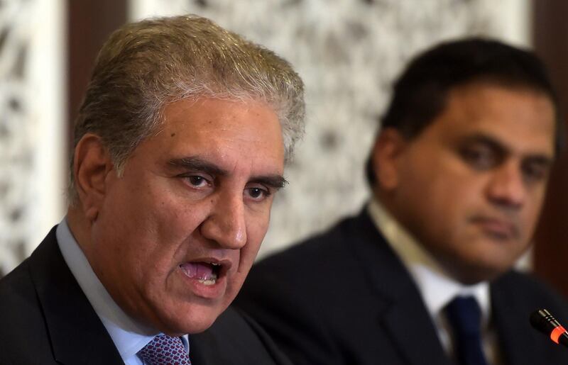 Pakistani Foreign Minister Shah Mehmood Qureshi (L) speaks during a press conference at the Foreign Ministry in Islamabad on August 8, 2019. Pakistan will not resort to military action in a row with nuclear arch-rival India, its foreign minister said on August 8, as tensions soared over New Delhi's decision to tighten its grip on the disputed Kashmir region. / AFP / AAMIR QURESHI
