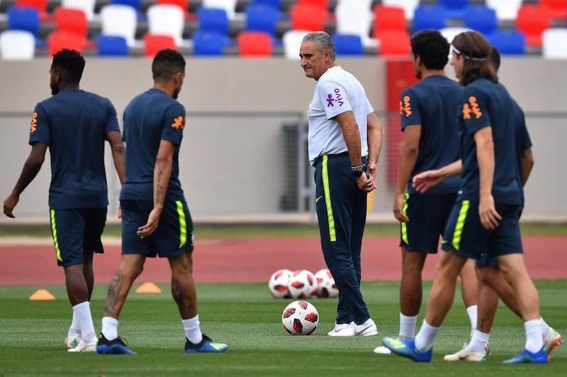 Brazil's coach Tite (C) looks at his players during a training session at Yug Sport Stadium, in Sochi, on July 4, 2018, during the Russia 2018 World Cup football tournament.  / AFP / NELSON ALMEIDA
