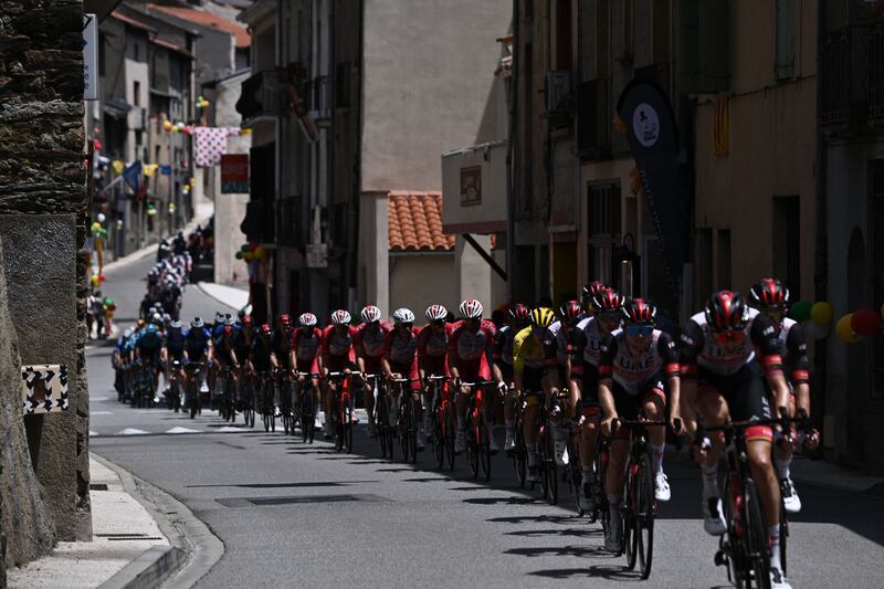 The peloton on Stage 15.