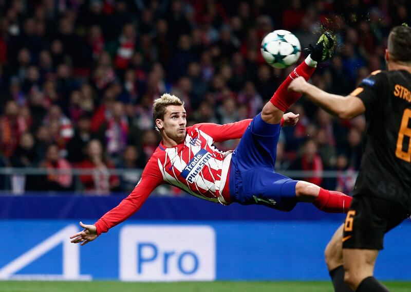 MADRID, SPAIN - NOVEMBER 22:  Antoine Griezmann of Atletico Madrid volleys to score his team's opening goal during the UEFA Champions League group C match between Atletico Madrid and AS Roma at Wanda Metropolitano on November 22, 2017 in Madrid, Spain.  (Photo by Gonzalo Arroyo Moreno/Getty Images)
