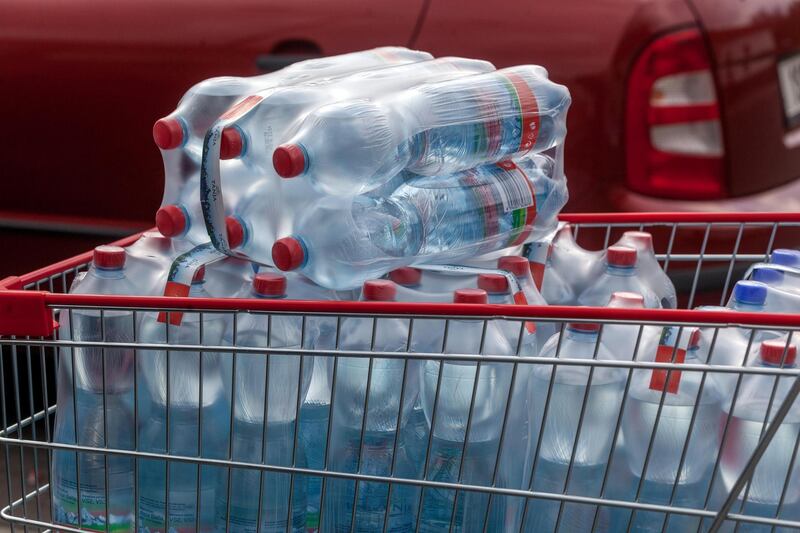 FNWY0B Bottled water, drinking water, plastic bottles in a shopping cart