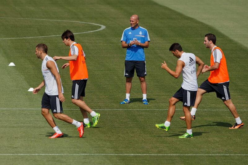 MADRID, SPAIN - JULY 16:  Zinedine Zidane of Real Madrid watches Real Madrid players Karim Benzema (L), Kaka (2ndL), Mesut Ozil (2ndR) and Gonzalo Higuain (R) during a training session at the Valdebebas training ground on July 16, 2013 in Madrid, Spain.  (Photo by Gonzalo Arroyo Moreno/Getty Images)