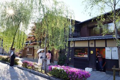 Tourists walk along Shirakawasuji street during Golden Week holidays in Kyoto, Japan, on Tuesday, May, 3, 2022. Photo: Bloomberg  