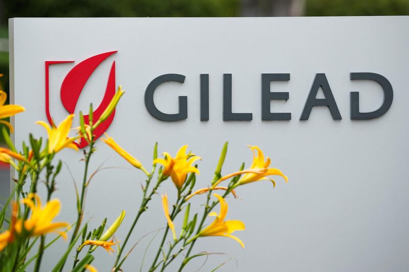 FILE PHOTO: Gilead Sciences Inc pharmaceutical company is seen after they announced a Phase 3 Trial of the investigational antiviral drug Remdesivir in patients with severe coronavirus disease (COVID-19), during the outbreak of the coronavirus disease (COVID-19), in Oceanside, California, U.S., April 29, 2020. REUTERS/Mike Blake/File Photo