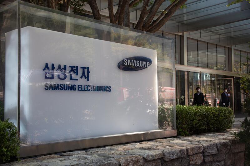 epa08728344 South Koreans walk next the Samsung Electronics headquarters in Seoul, South Korea, 08 October 2020. Samsung Electronics Co., announced on 08 Ocotober, its third-quarter operating profit at approximately 12.3 trillion won (around 10.6 billion US dollar) for the July-September period.  EPA/JEON HEON-KYUN