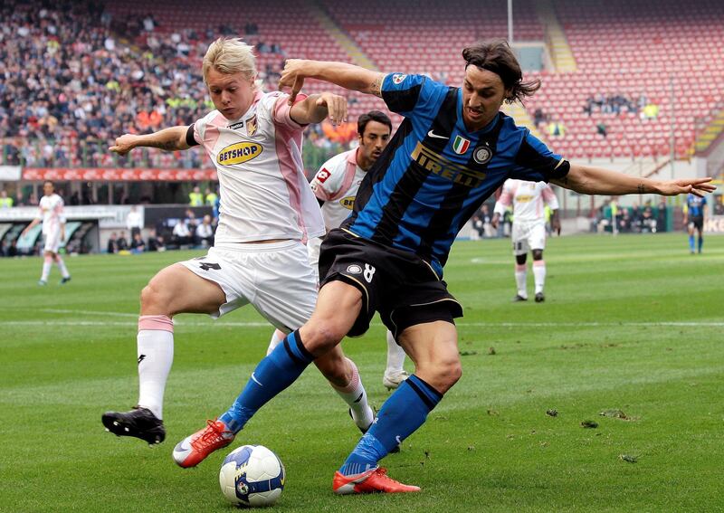 Inter Milan's Zlatan Ibrahimovic (R) fights for the ball with Palermo's Simon Kjaer during their Italian Serie A soccer match at the San Siro stadium in Milan April 11, 2009. REUTERS/Alessandro Garofalo (ITALY SPORT SOCCER)