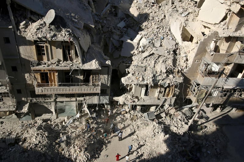 People dig in the rubble in an ongoing search for survivors at a site hit previously by an airstrike in the rebel-held Tariq al-Bab neighborhood of Aleppo, Syria, September 26, 2016. REUTERS/Abdalrhman Ismail/File Photo