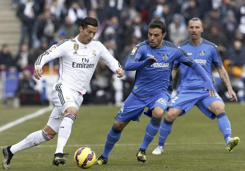 epa04566355 Real Madrid's Portuguese forward Cristiano Ronaldo in action against Getafe at the Alonso Perez stadium in Getafe in the outskirts of Madrid, Spain, 18 January 2015.  EPA