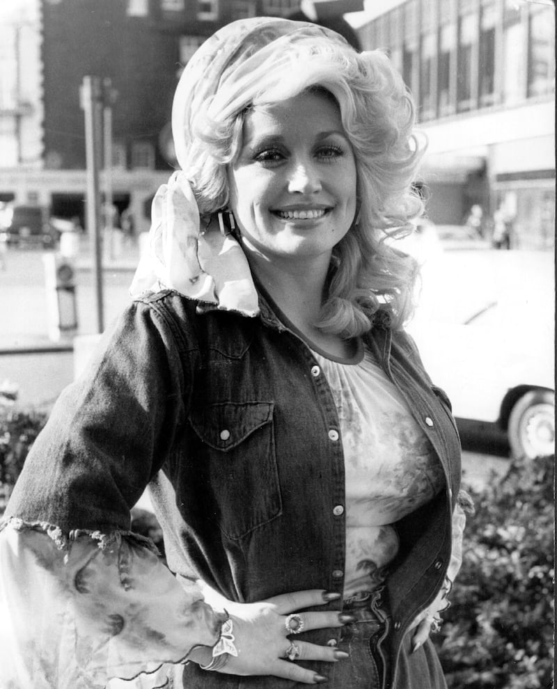 20th May 1977:  Country music queen Dolly Parton is back in London after performing at the King's Theatre, Glasgow, at a Scottish Royal Jubilee Television Special in the presence of the Queen, she now commences on a tour of Britain and the continent.  (Photo by Keystone/Getty Images)