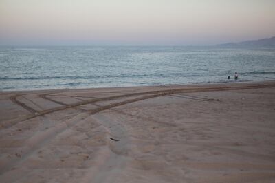 E62WPK Tyre tracks in the sand at dusk, Dibba, Oman. Image shot 10/2013. Exact date unknown. Alison Teale / Alamy Stock Photo