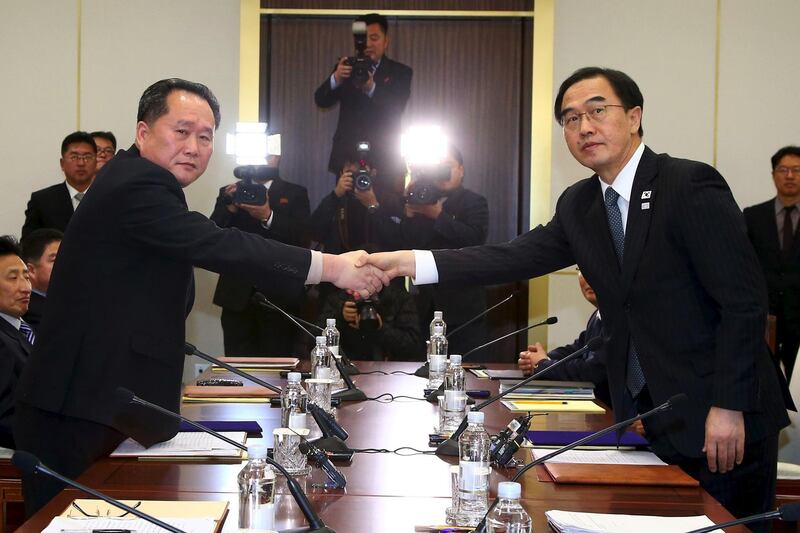 South Korea's Unification Minister Cho Myung-Gyun (R) shakes hands with North Korean chief delegate Ri Son-Gwon as they exchange joint statements during their meeting at the border truce village of Panmunjom in the Demilitarized Zone (DMZ) dividing the two Koreas on January 9, 2018.
North Korea will send its athletes to the Winter Olympics in the South, the rivals said on January after their first formal talks in more than two years following high tensions over Pyongyang's nuclear weapons programme. / AFP PHOTO / KOREA POOL / - / South Korea OUT