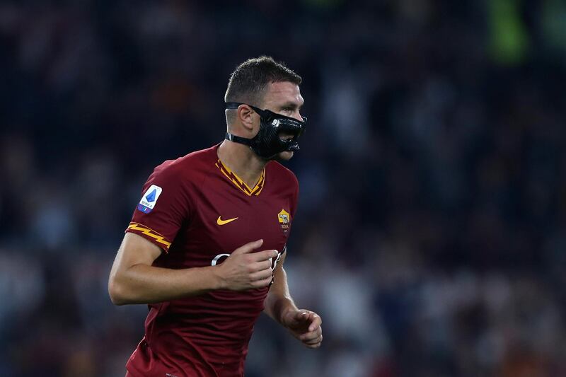 ROME, ITALY - OCTOBER 27:  Edin Dzeko of AS Roma celebrates after scoring the opening goal during the Serie A match between AS Roma and AC Milan at Stadio Olimpico on October 27, 2019 in Rome, Italy.  (Photo by Paolo Bruno/Getty Images)