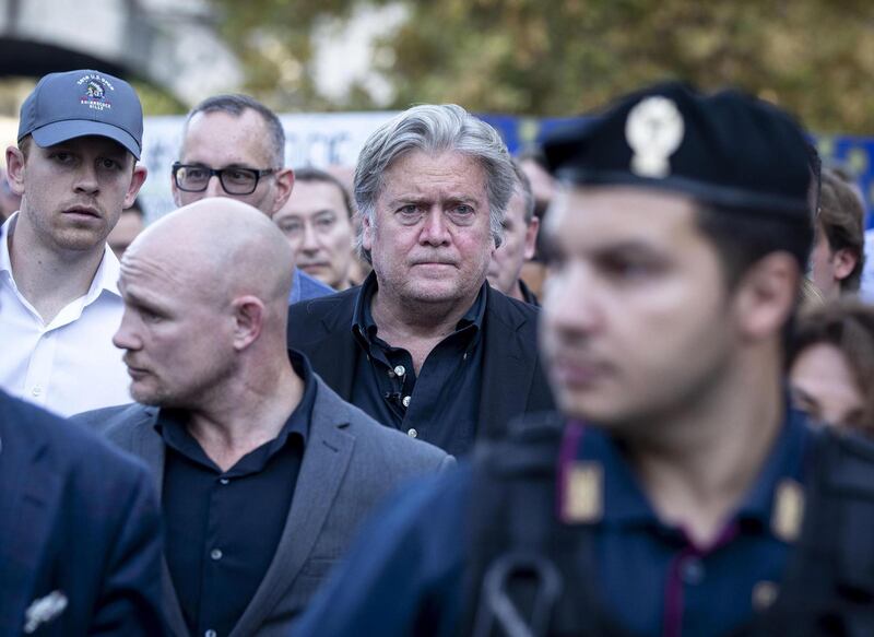 epa07039831 Former White House strategist Steve Bannon (C) arrives for the 'Atreju 18' political meeting, the Youth Festival of the right-wing Brothers of Italy (Fdl, Fratelli d'Italia) party in Rome, Italy, 22 September 2018. The US alt-right figurehead media strategist Steve Bannon is in Europe on a mission to unify European populist parties.  EPA/MASSIMO PERCOSSI