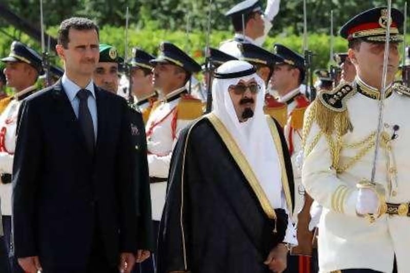 Syria's President Bashar al-Assad (L) and King Abdullah of Saudi Arabia review the honor guards in Damascus July 29, 2010. REUTERS/Khaled al-Hariri (SYRIA - Tags: POLITICS ROYALS) *** Local Caption ***  SYR01_SYRIA-_0729_11.JPG