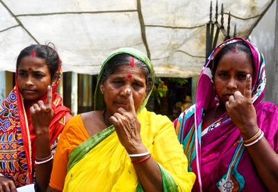 Indian voters show their inked-marked fingers after casting their vote in the Ghoramara island around 110 km south of Kolkata on May 19, 2019, during the 7th and final phase of India's general election. Voting in one of India's most acrimonious elections in decades entered its final day on May 19 as Hindu nationalist Prime Minister Narendra Modi scrambled to hang on to his overall majority. / AFP / DIBYANGSHU SARKAR
