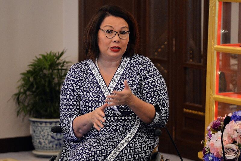 This handout from the Royal Thai Government taken and released on August 23, 2019 shows US Senator Tammy Duckworth talking to Thailand's  Prime Minister Prayut Chan-O-Cha during her visit to the Government House in Bangkok. - Thai-American US Senator and Iraq war veteran Tammy Duckworth urged Thais frustrated after a disputed election to be patient with the "messy" process on August 23, during her first official visit to her Bangkok birthplace since she was elected in 2016. (Photo by Handout / ROYAL THAI  GOVERNMENT / AFP) / -----EDITORS NOTE --- RESTRICTED TO EDITORIAL USE - MANDATORY CREDIT "AFP PHOTO / ROYAL THAI GOVERNMENT" - NO MARKETING - NO ADVERTISING CAMPAIGNS - DISTRIBUTED AS A SERVICE TO CLIENTS